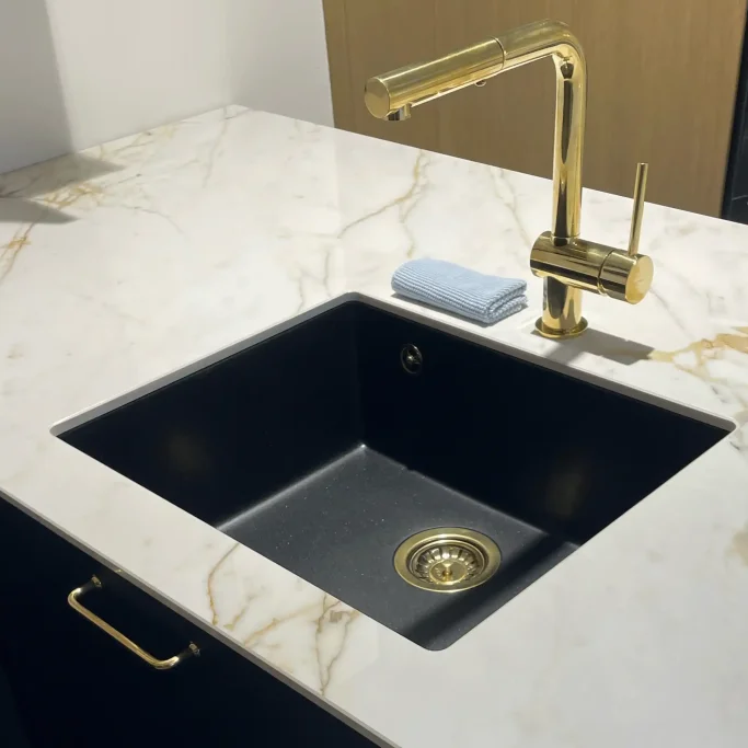 Kubus - Kkkenarmatur m. udtrk - Massivt Messing