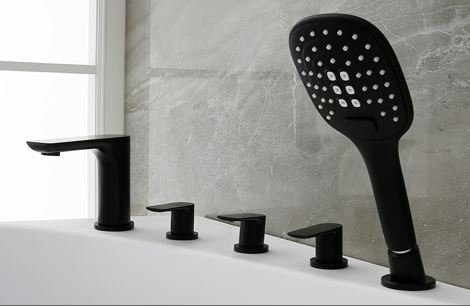 Drej 170 cm fritstende badekar - mat hvid - med sort armatur